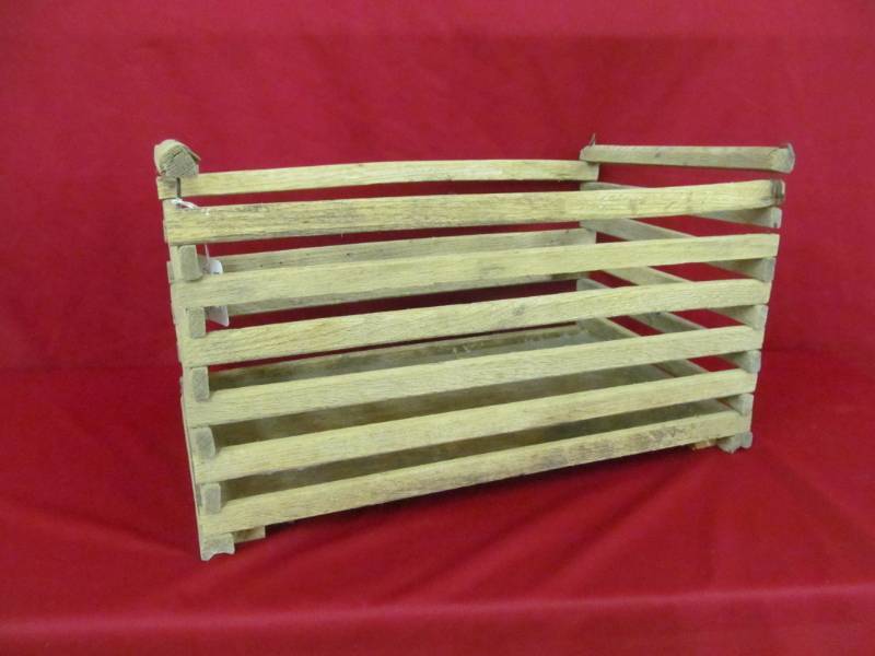 lot 100 image: vintage crate