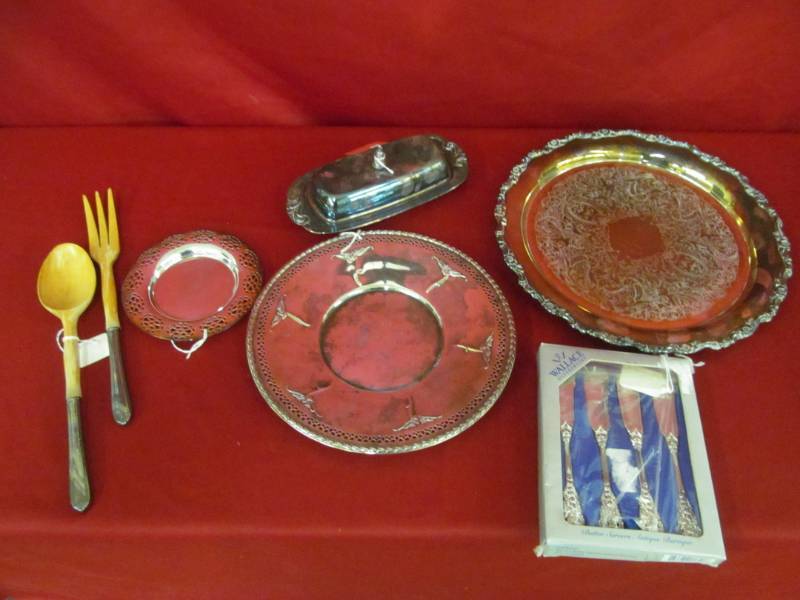 lot 134 image: Oneida table items