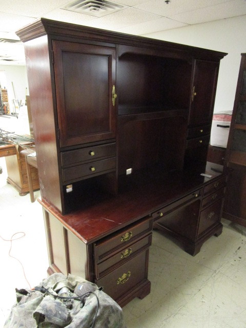 DOUBLE PEDESTAL DESK W HUTCH
