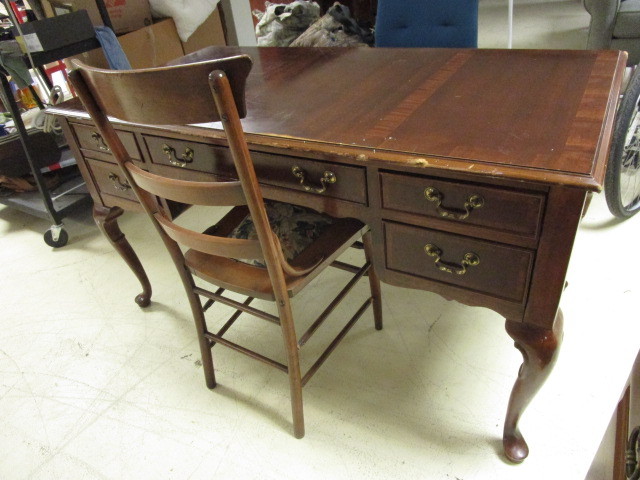 LIBRARY DESK W CHAIR