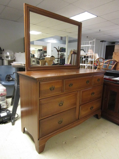 DRESSER W MIRROR
