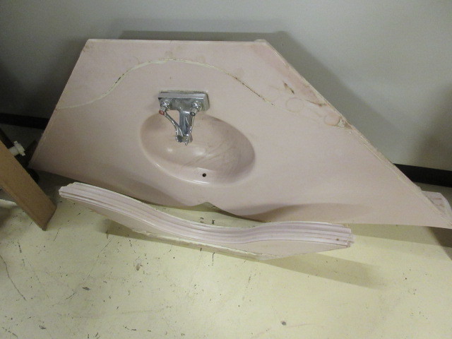 COUNTER TOP WITH BUILTIN SINK