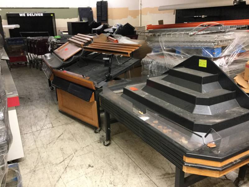 lot 17 image: Produce Tables