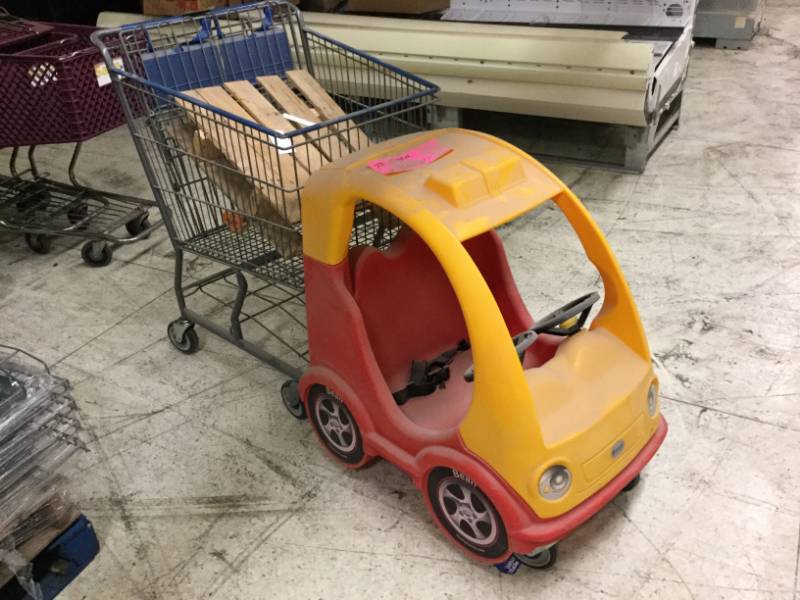 lot 19 image: Kids Grocery Cart
