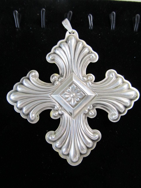 lot 13 image: Vintage REED & BARTON Sterling Silver Ornament
