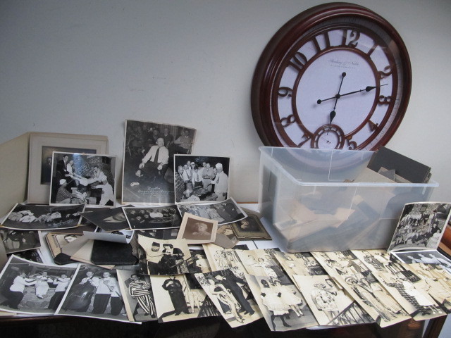 lot 69 image: LARGE Lot of Vintage & Antique Photographs