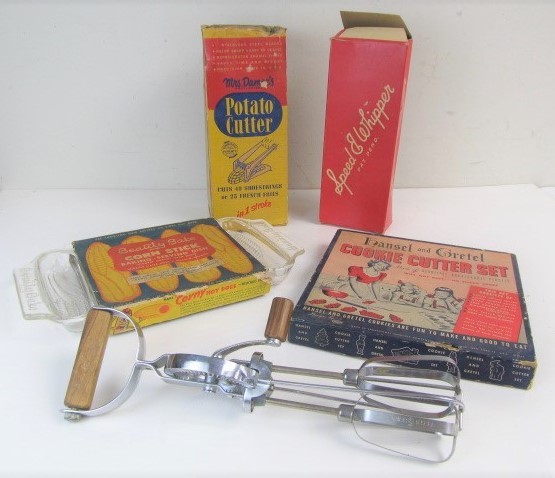 lot 18 image: Group of Vintage Kitchen Items