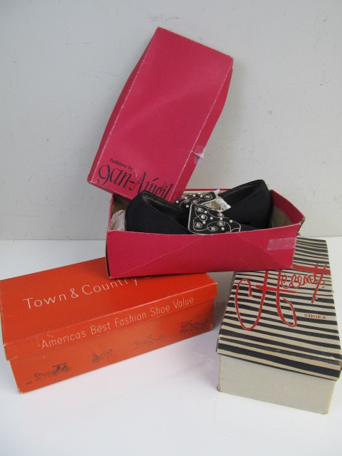 lot 78 image: Group of Vintage Ladies Shoes