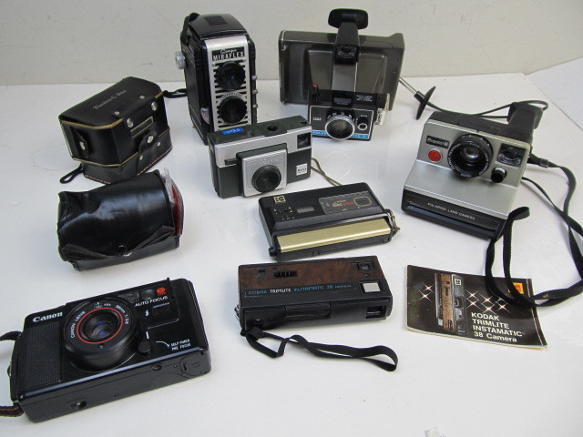 lot 83 image: Group of Vintage Cameras