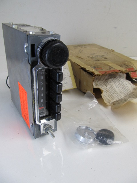 lot 85 image: Vintage MACK TRUCK Dashboard Radio wBox