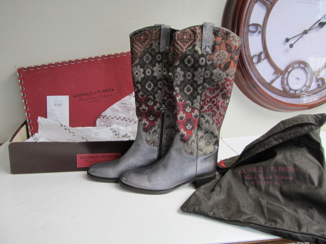 lot 8 image: High End DONALD J. PLINER Ladies Boots - UNUSED - Size 9 12
