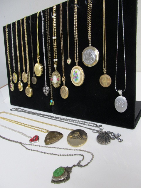 lot 5 image: Collection of Vintage etc Lockets