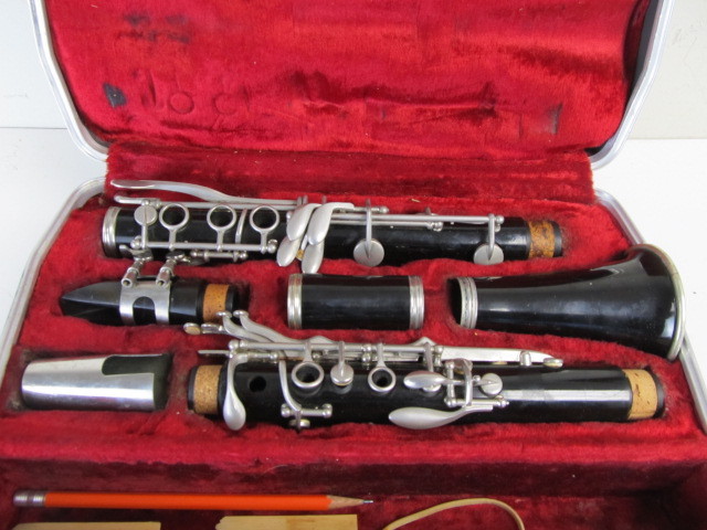 lot 128 image: Vintage BUNDY Selmer Clarinet wCase