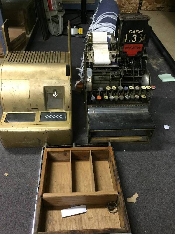lot 390 image: Antique Cash Register