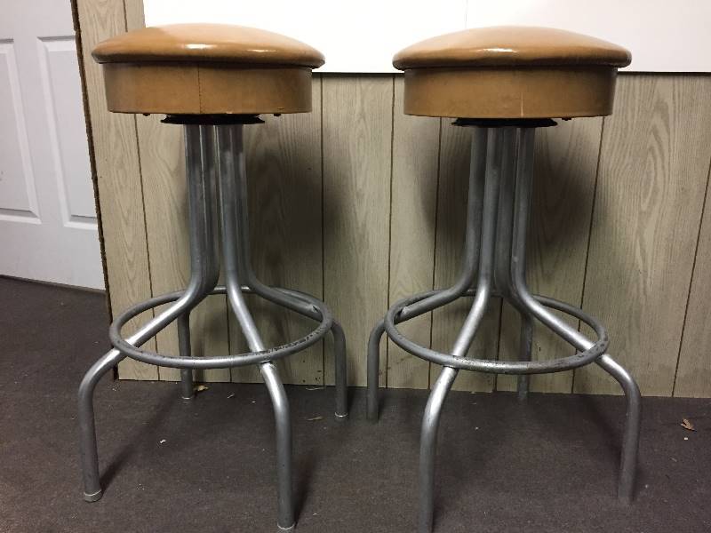 lot 381 image: 2 Stools - swiveling Top - Metal Bases