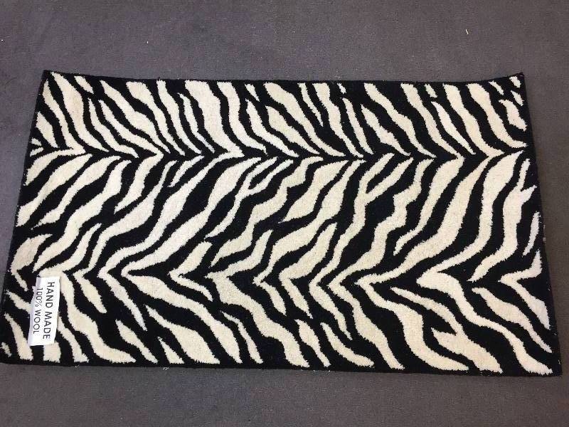 lot 388 image: New Black & White Wool Rug  49 x 29