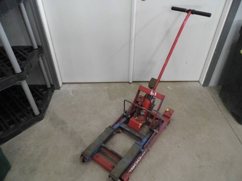 lot 26 image: ATVMotorcycle Lift