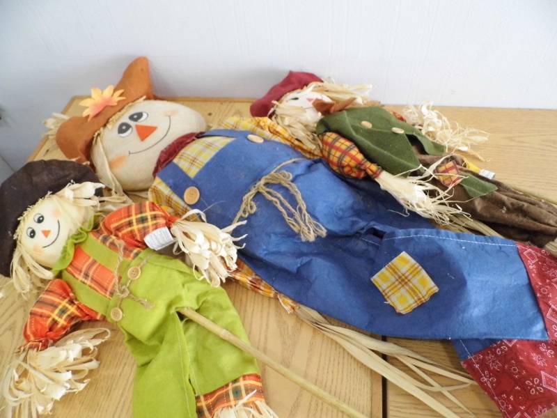 lot 31 image: Lot of 3 Scarecrows