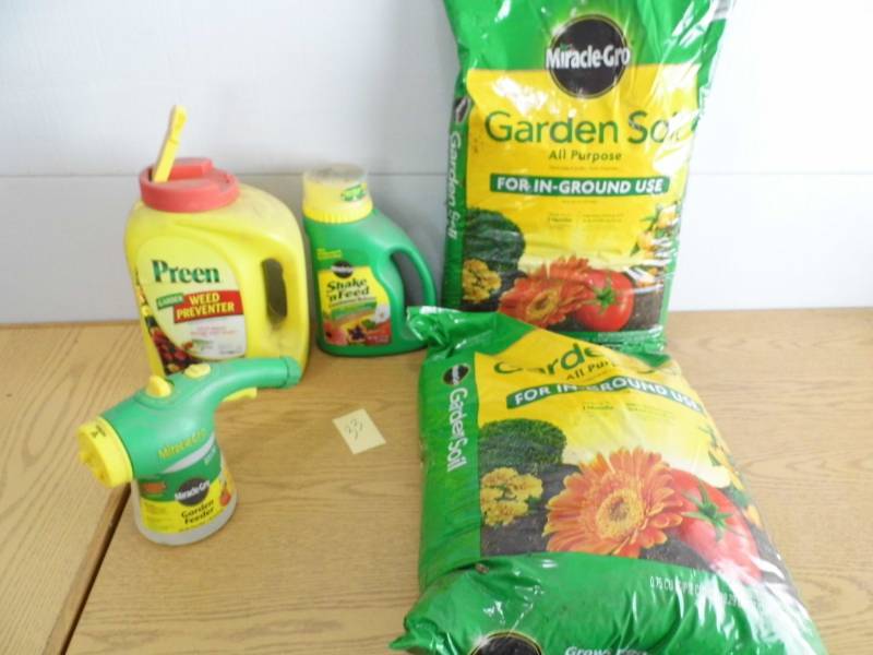 lot 33 image: Miracle Grow Garden Soil - Preen