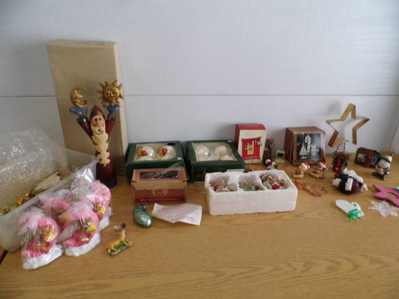 lot 61 image: Christmas Dcor