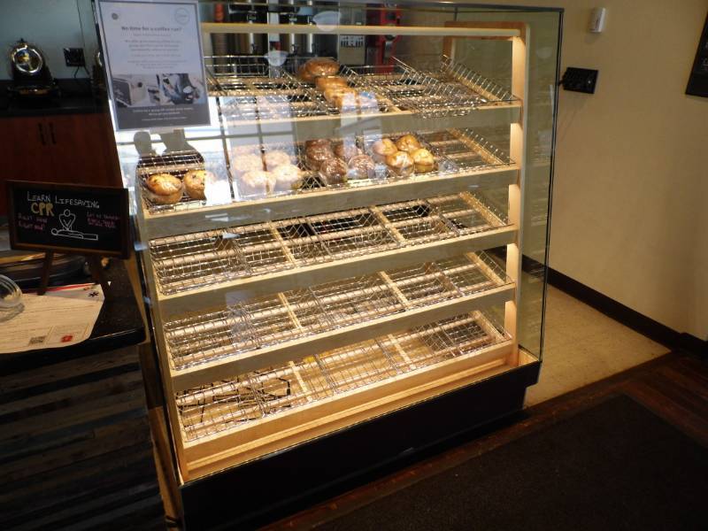 lot 65 image: Lighted Display Case