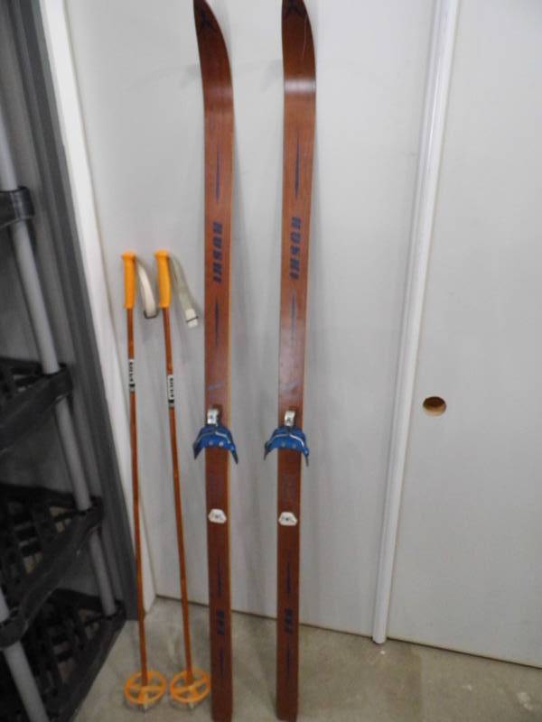 lot 77 image: Skis - Poles