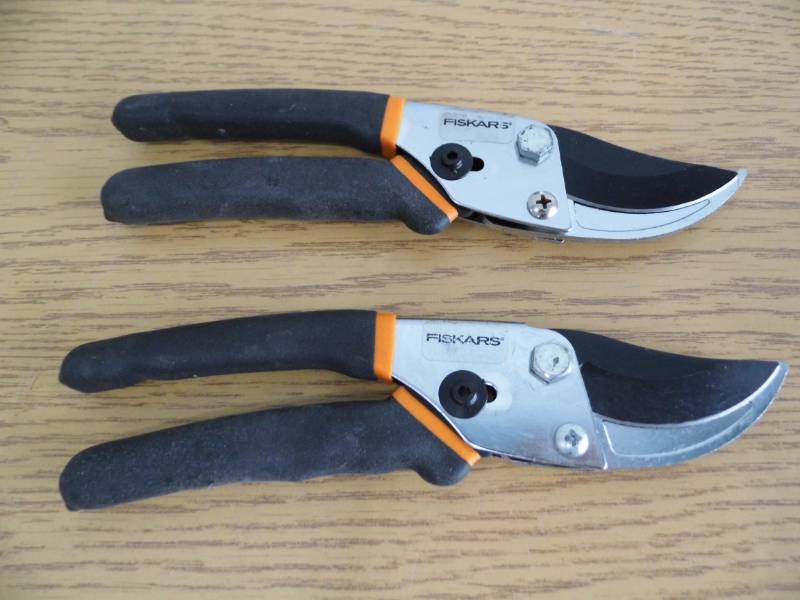 lot 90 image: Lot of 2 Pair Fiskars