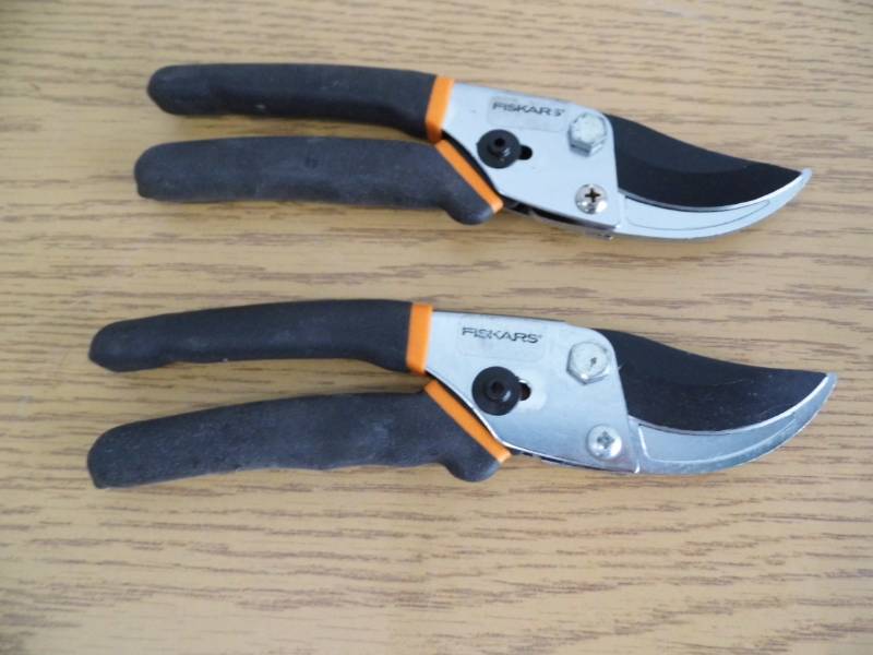 lot 91 image: Lot of 2 Pair Fiskars