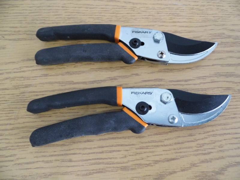 lot 92 image: Lot of 2 Pair Fiskars