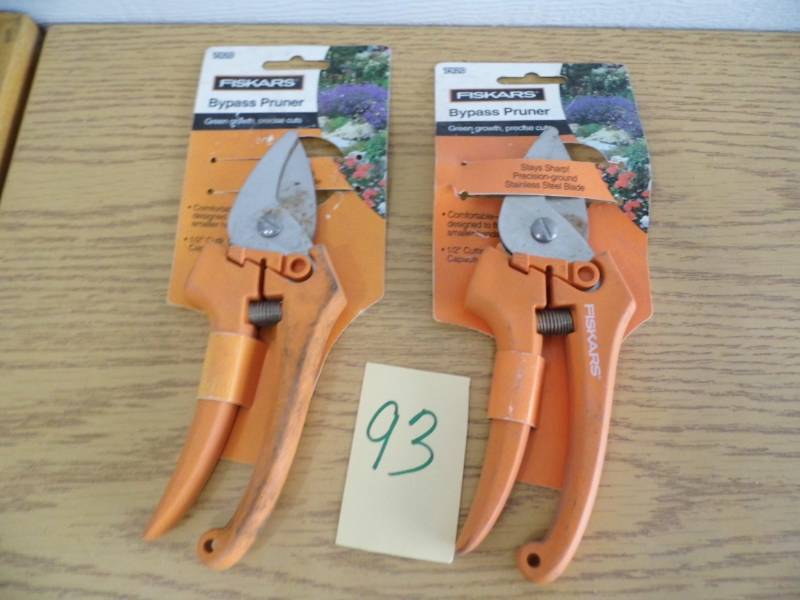 lot 93 image: Lot of 2 Pair Fiskars