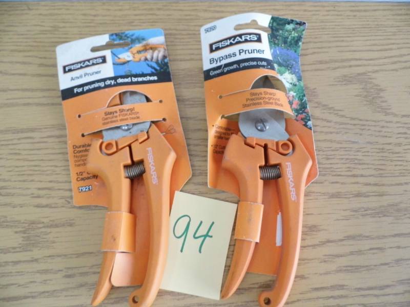 lot 94 image: Lot of 2 Pair Fiskars