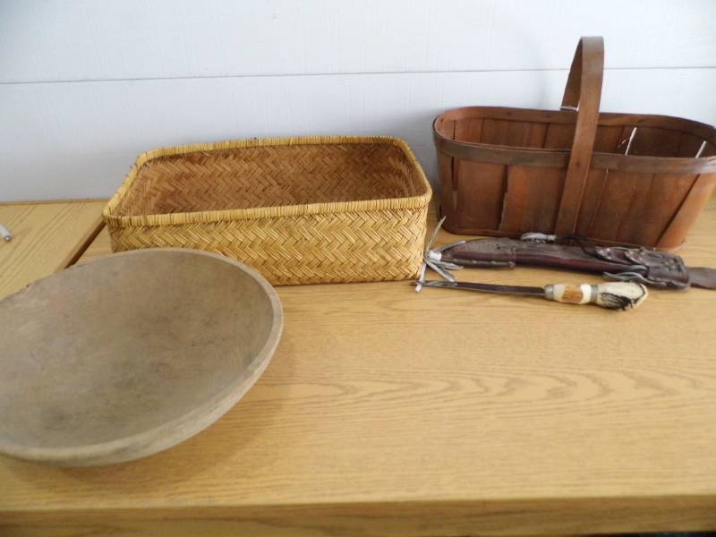 lot 104 image: Fruit Basket - Bowl - Knife