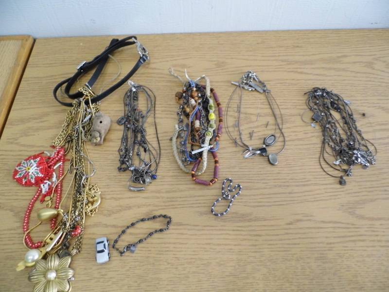 lot 107 image: Jewelry