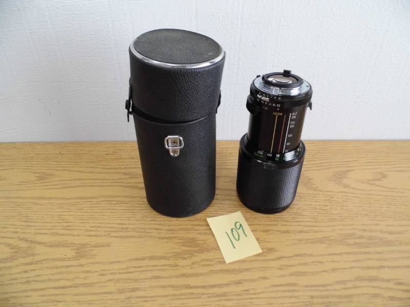 lot 109 image: Vivitar Lens w Case