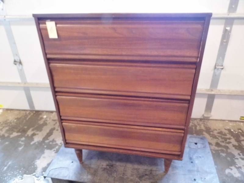 lot 118 image: Mid Century Dresser