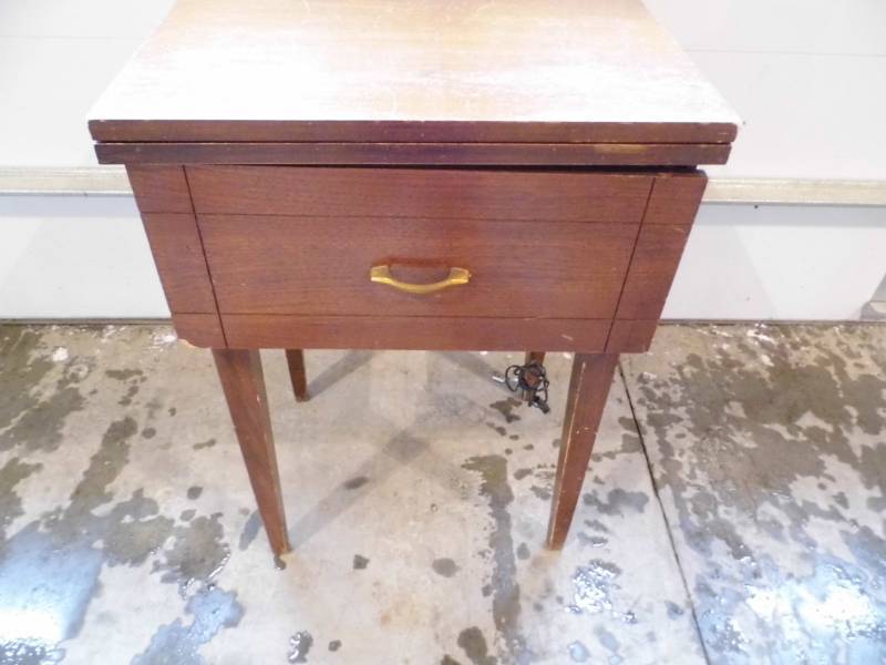 lot 119 image: Sewing Machine w Cabinet