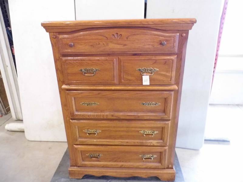 lot 125 image: Dresser