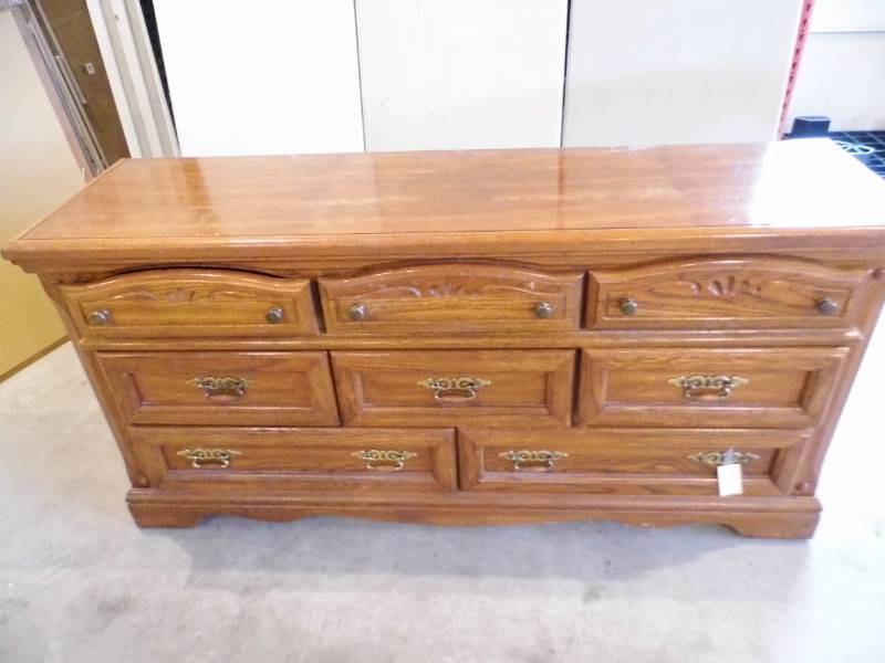 lot 129 image: Dresser wMirror