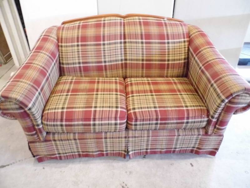 lot 133 image: Broyhill Loveseat