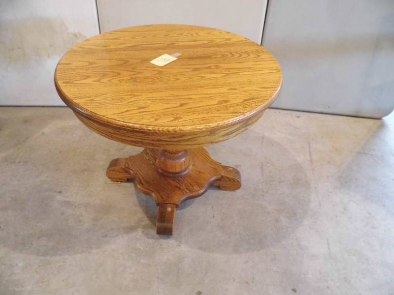 lot 139 image: Oak Round Table