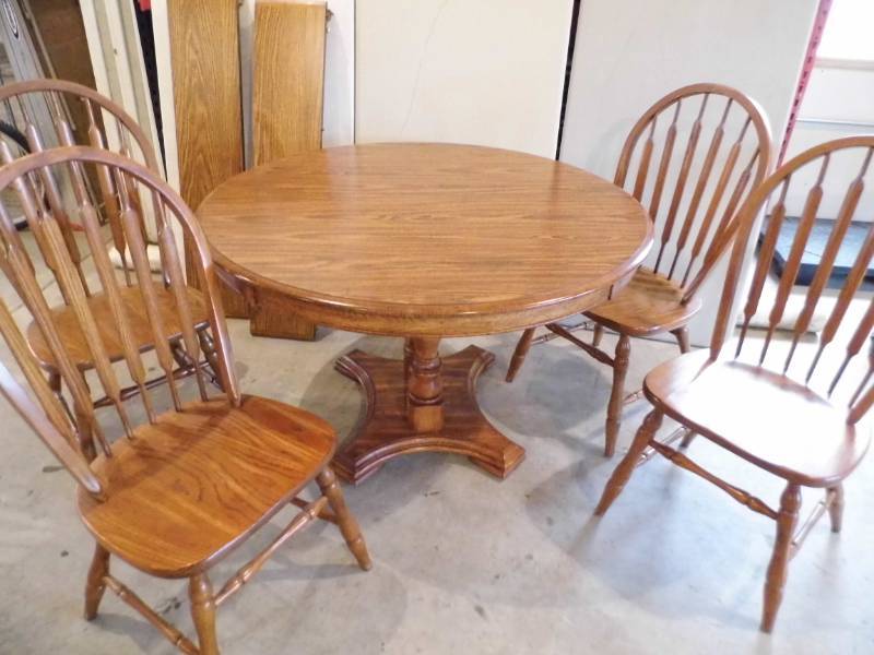 lot 140 image: Dining Table w 4 Chairs