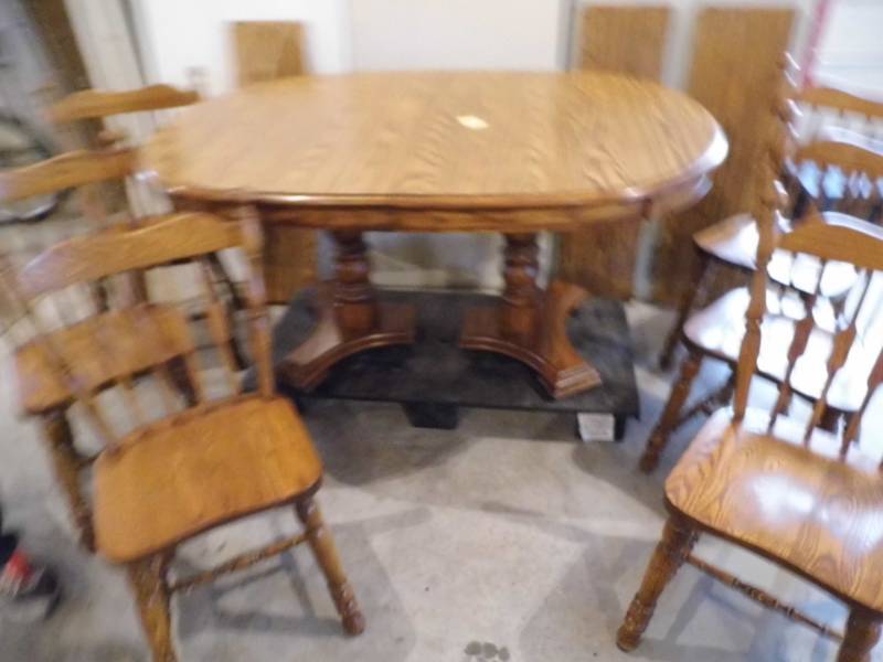 lot 141 image: Dining Table w 6 Chairs