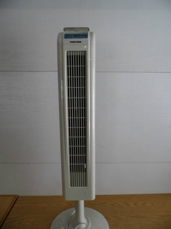 lot 37 image: Black & Decker Tower Fan w Remote