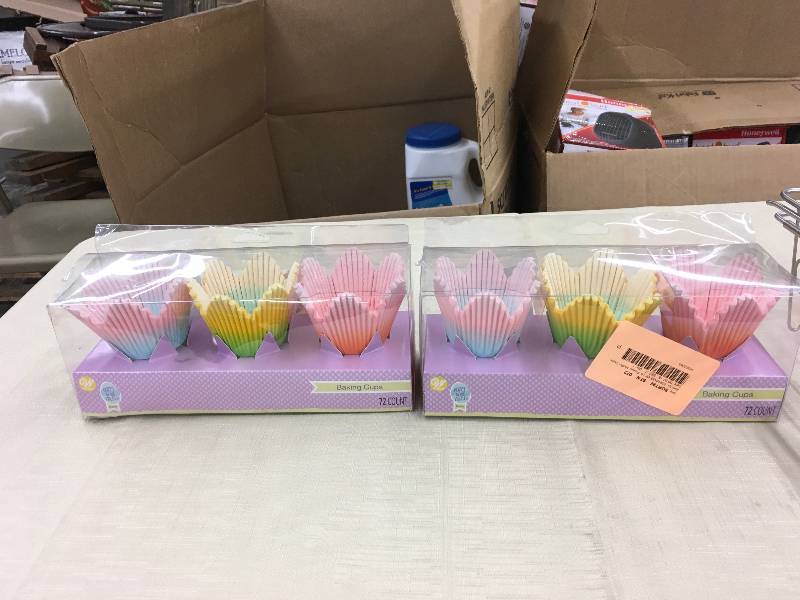 lot 216 image: Flower Baking Cups, Retail $9.99