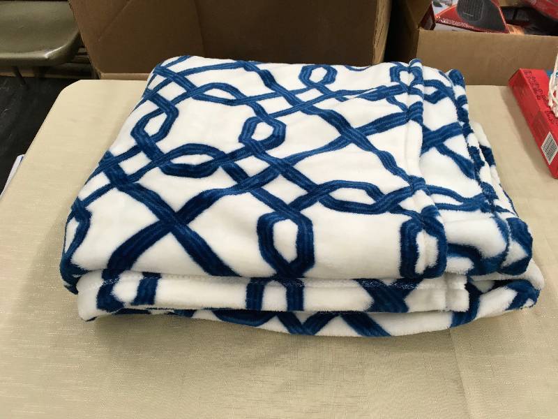 lot 255 image: BlueWhite Throw, Retail $14.99
