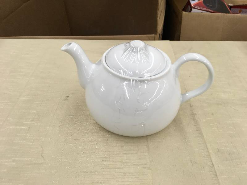 lot 286 image: Threshold Teapot, Retail $12.99