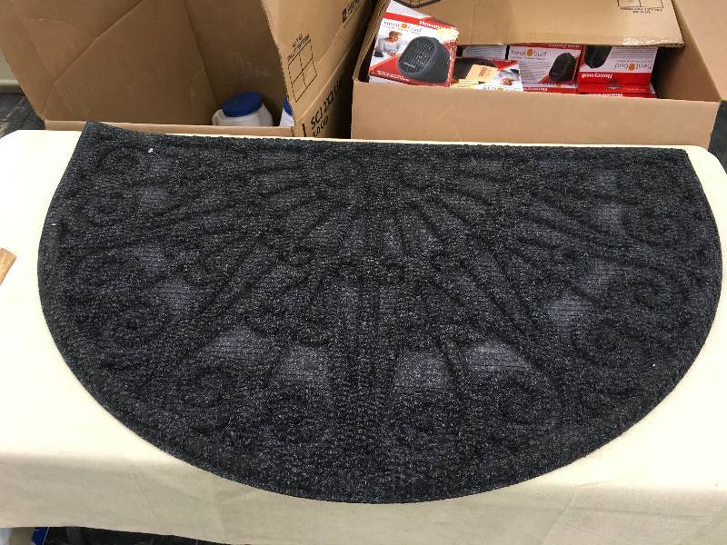 lot 299 image: Door Mat, Retail $16.99