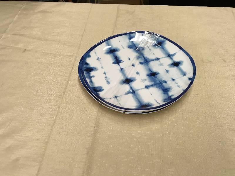 lot 447 image: Threshold Dinner Plates, Retail $11.99