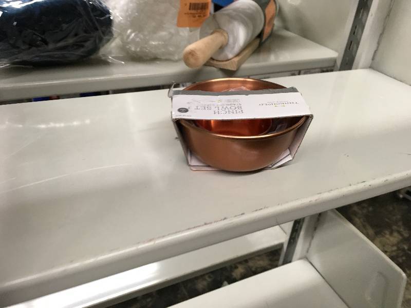 lot 464 image: Threshold Pinch Bowl Set, Retail $9.99