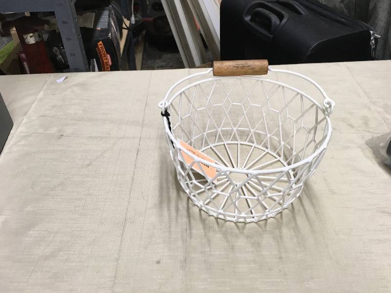 lot 498 image: Small Wire Basket, Retail $9.99